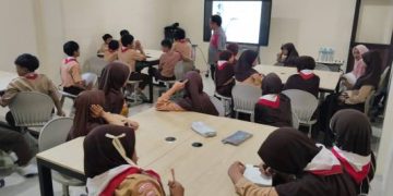 Kenalkan Teknologi Perakitan Robot Mobil Berbasis Panel Surya ke Siswa  SD IT Fithrah Insani 3
