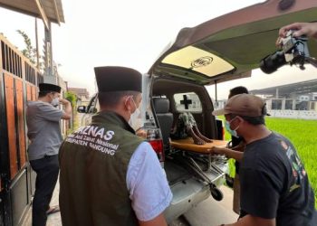 Tim BAZNAS Kabupaten Bandung  Evakuasi Seorang Penderita TBC dari Ruang Sempit