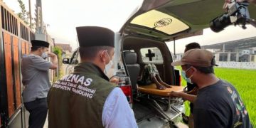 Tim BAZNAS Kabupaten Bandung  Evakuasi Seorang Penderita TBC dari Ruang Sempit