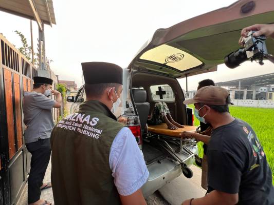Tim BAZNAS Kabupaten Bandung Evakuasi Seorang Penderita TBC dari Ruang Sempit