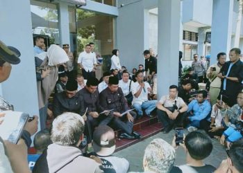 Ratusan Chef MBG Aksi Demo Masak dan Sampaikan Aspirasi di Gedung DPRD Garut