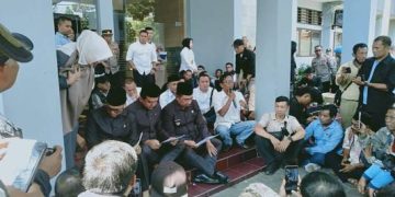 Ratusan Chef MBG Aksi Demo Masak dan Sampaikan Aspirasi di Gedung DPRD Garut