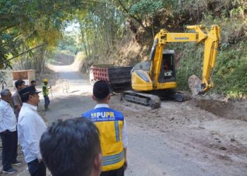 Bupati Syakur dan Pihak Dari Dinas PUPR Garut Cek Proyek Rehabilitasi Jalan Limbangan–Selaawi