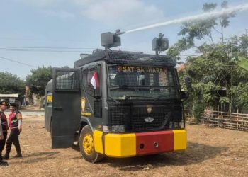 Cegah Karhutla, Polisi Siram Lahan Kering di Babakancikao