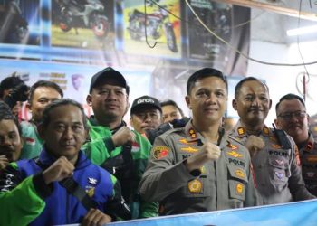 Wujud Kepedulian dan Penguatan Sinergitas, Polres Garut Bagikan Oli Gratis Kepada Pengemudi Ojol