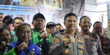 Wujud Kepedulian dan Penguatan Sinergitas, Polres Garut Bagikan Oli Gratis Kepada Pengemudi Ojol