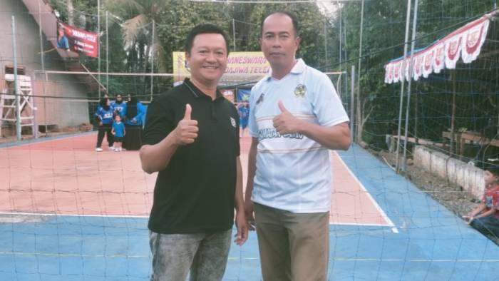 Foto : Lurah Cigembor Dede serta Ketua PHBN Cigembor Utis Kustiawan usai turnamen pertandingan voli putri di Kelurahan Cigembor Minggu (02/08/2026)