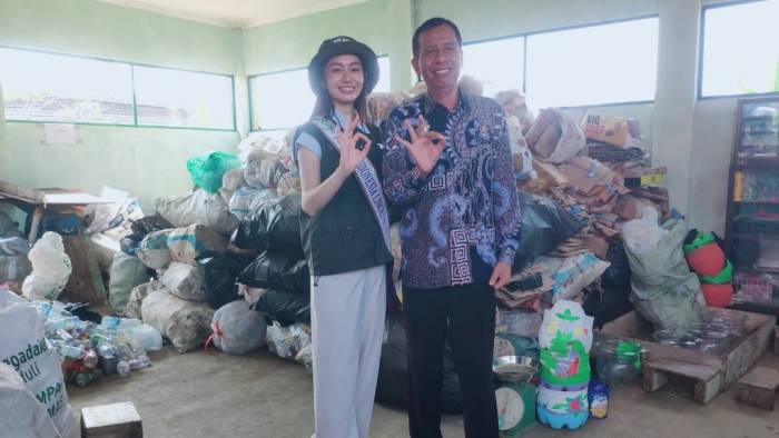 Kunjungi Ciamis, Putri Indonesia Lingkungan Hidup Pelajari Inovasi Maggot dan Bank Sampah