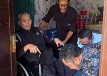 BAZNAS Ciamis Salurkan Kursi Roda dan Bantuan RLHB di Cihaurbeuti