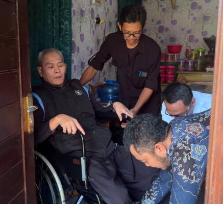 BAZNAS Ciamis Salurkan Kursi Roda dan Bantuan RLHB di Cihaurbeuti