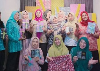 Dari Budaya ke Ekonomi, Mia Sumiari Ajak PKK Gardujaya Belajar Batik Cakra Galuh