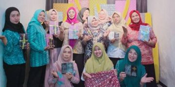 Dari Budaya ke Ekonomi, Mia Sumiari Ajak PKK Gardujaya Belajar Batik Cakra Galuh