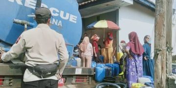 Forkopimcam Cigedug, Tagana Dinsos dan BPBD Kabupaten Garut Suplai Air Bersih Bagi Warga Desa Cinta Nagara