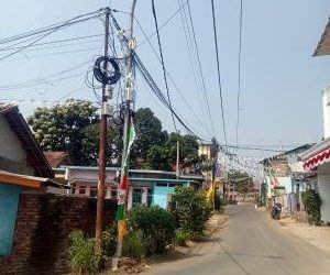 Kabel Internet Terpasang di Tiang PJU, Warga Khawatirkan Ganggu Fungsi Penerangan Jalan