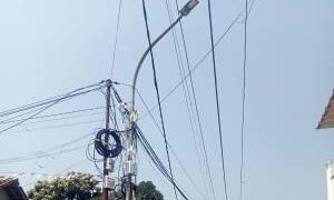 Kabel Internet Terpasang di Tiang PJU, Warga Khawatirkan Ganggu Fungsi Penerangan Jalan