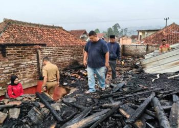 Kebakaran Hanguskan Rumah Dua Warga Sukaresmi, Yudha Puja Turnawan Turun Langsung Berikan Bantuan