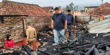 Kebakaran Hanguskan Rumah Dua Warga Sukaresmi, Yudha Puja Turnawan Turun Langsung Berikan Bantuan