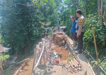 Bhabinkamtibmas Pantau Perbaikan Jalan Pascalongsor di Sumurugul, Warga Diminta Waspada