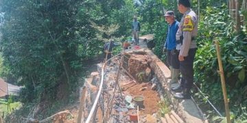Bhabinkamtibmas Pantau Perbaikan Jalan Pascalongsor di Sumurugul, Warga Diminta Waspada