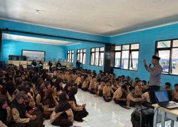 Kanit Bintibmas Sat Binmas Polres Garut  Memberikan Pembekalan Hadapi Bullying, Narkoba hingga Kenalan Remaja Kepada 167 Pelajar SMPN 5 Tarkid