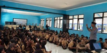 Kanit Bintibmas Sat Binmas Polres Garut  Memberikan Pembekalan Hadapi Bullying, Narkoba hingga Kenalan Remaja Kepada 167 Pelajar SMPN 5 Tarkid