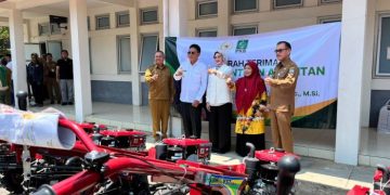 37 Alsintan Aspirasi Rina Sa’adah Disalurkan ke Petani Ciamis untuk Hadapi Kemarau 