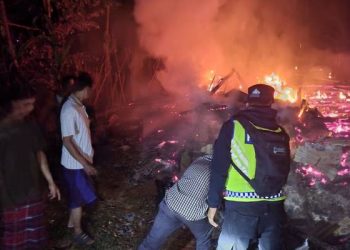 Jajaran Polsek Banjarwangi dan Warga Bergerak Cepat Padamkan Api Rumah Panggung Yang Terbakar