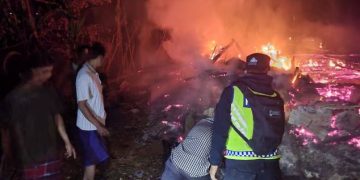 Jajaran Polsek Banjarwangi dan Warga Bergerak Cepat Padamkan Api Rumah Panggung Yang Terbakar