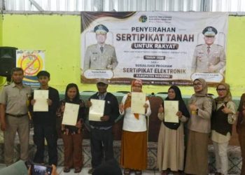 Ratusan  Warga Lamajang Terima Sertifikat Tanah Elektronik Gratis
