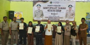Ratusan  Warga Lamajang Terima Sertifikat Tanah Elektronik Gratis