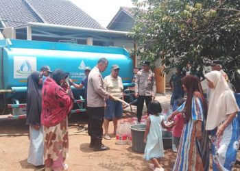 Hadapi Kemarau Panjang, Polsek Jatiluhur dan PJT II Bersinergi Salurkan Air Bersih untuk Warga Cilegong