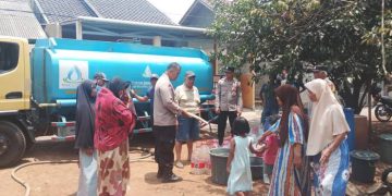 Hadapi Kemarau Panjang, Polsek Jatiluhur dan PJT II Bersinergi Salurkan Air Bersih untuk Warga Cilegong