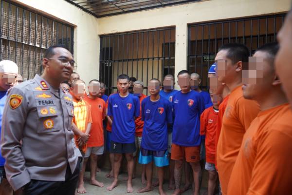 Kapolres Purwakarta Cek Rutan dan Makan Bersama Tahanan, Pastikan Pengawasan Berjalan Humanis