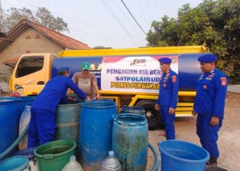 Polres Purwakarta Salurkan 8.400 Liter Air Bersih untuk Warga Desa Kutamanah