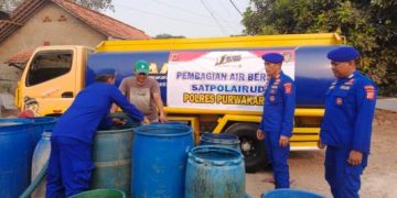 Polres Purwakarta Salurkan 8.400 Liter Air Bersih untuk Warga Desa Kutamanah