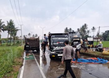 Jajaran Polsek Tarogong Kaler Lakukan Evakuasi Kendaraan Laka Lantas Tunggal