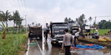 Jajaran Polsek Tarogong Kaler Lakukan Evakuasi Kendaraan Laka Lantas Tunggal