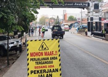 Pemeliharaan Gapura di Cikopak, Satlantas Pastikan Arus Tetap Aman