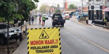 Pemeliharaan Gapura di Cikopak, Satlantas Pastikan Arus Tetap Aman
