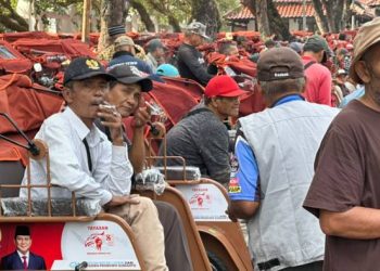 Sebanyak 260 Unit Becak Listrik Dibagikan Secara Gratis Kepada Pengemudi Becak Lanjut Usia
