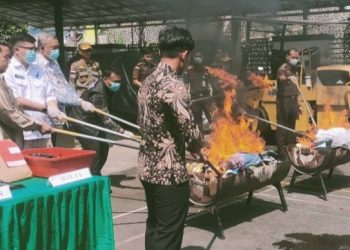Kejari Ciamis Musnahkan Barang Bukti dari 61 Perkara
