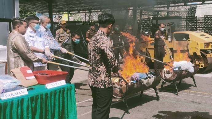Kejari Ciamis Musnahkan Barang Bukti dari 61 Perkara