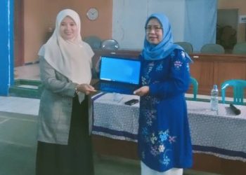 Janji Reses Ditepati, Asep Rahmat Serahkan Laptop untuk Posyandu Pamalayan