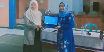 Janji Reses Ditepati, Asep Rahmat Serahkan Laptop untuk Posyandu Pamalayan