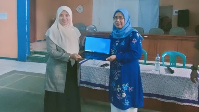 Janji Reses Ditepati, Asep Rahmat Serahkan Laptop untuk Posyandu Pamalayan