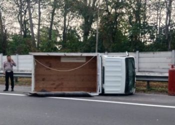 Respons Cepat Polsek Jatiluhur Tangani Laka Tunggal di KM 82.200 Arah Jakarta