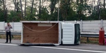 Respons Cepat Polsek Jatiluhur Tangani Laka Tunggal di KM 82.200 Arah Jakarta