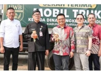 DLH Purwakarta Terima Bantuan Mobil Pengangkut Sampah dari HWB