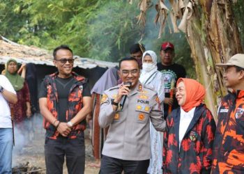 Kapolres Purwakarta Bersama Pemuda Pancasila, Bersihkan Sungai dan Tebar Benih Ikan