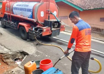 Kekeringan Belum Usai, Asep Rahmat Kembali Kirim Air Bersih ke Jelat Ciamis